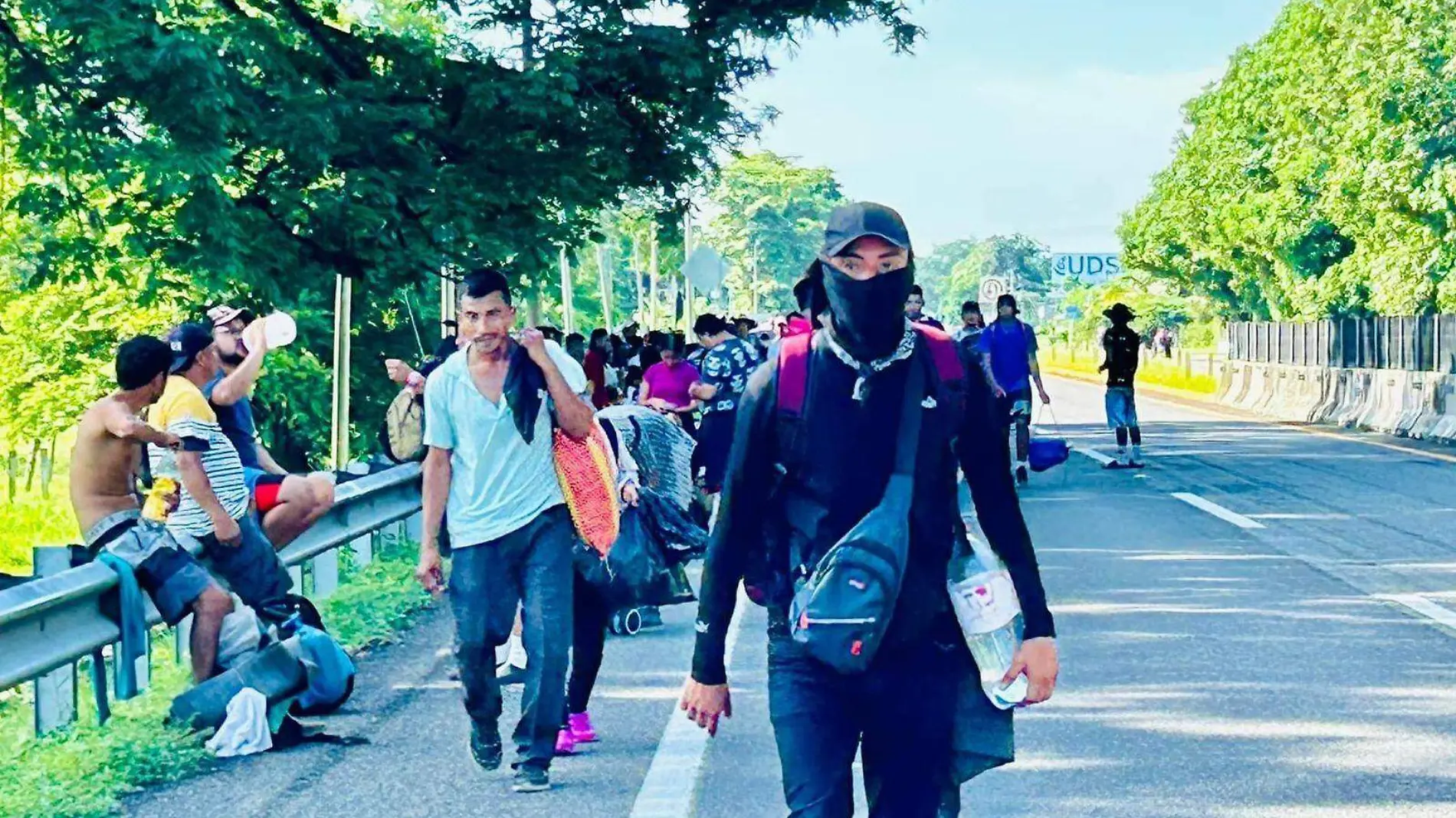 migrantes caminando